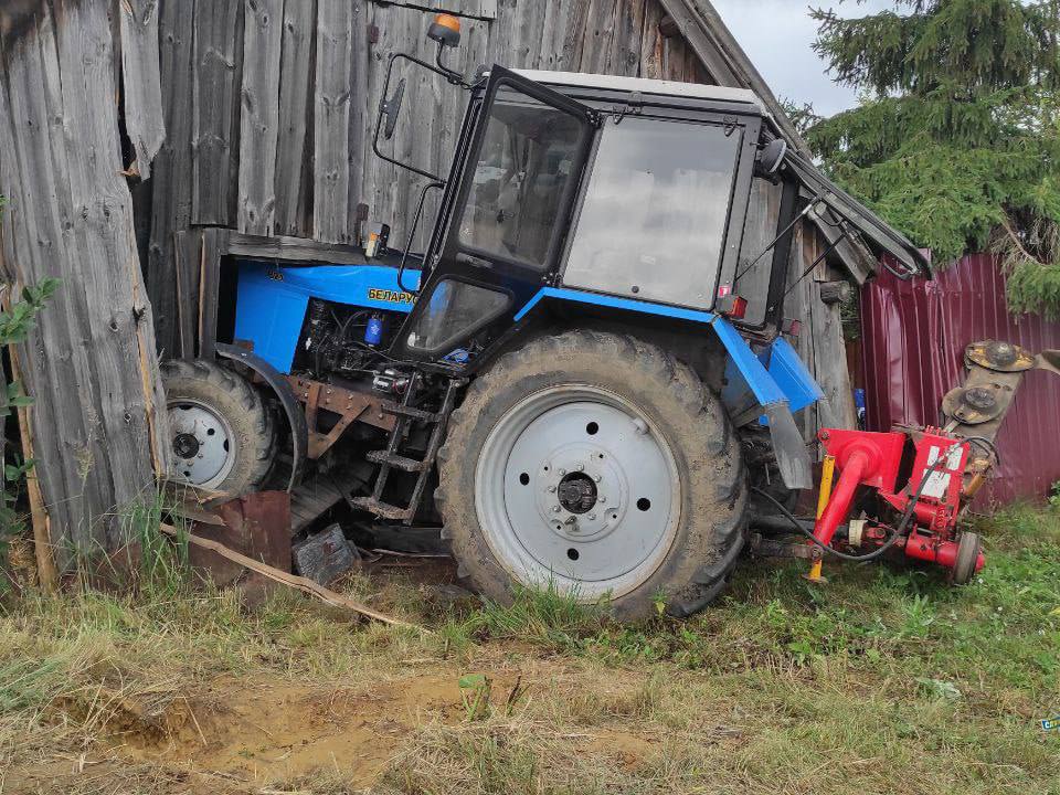 Пьяный мужчина угнал трактор и въехал в сарай в Нижегородской области
