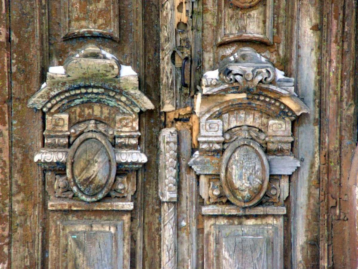 Мастера воссоздали исторические двери для дома в центре Нижнего Новгорода