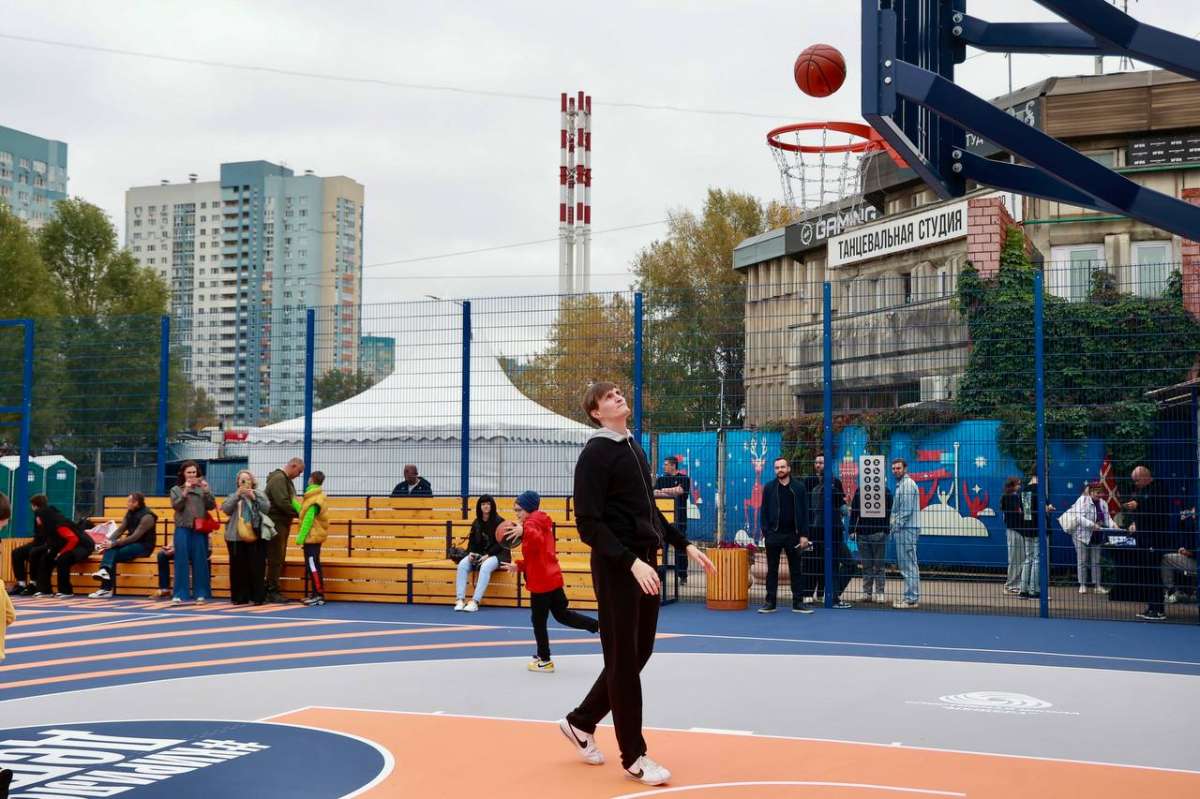 Шалабаев и Кириленко открыли обновленную баскетбольную площадку на Мещере