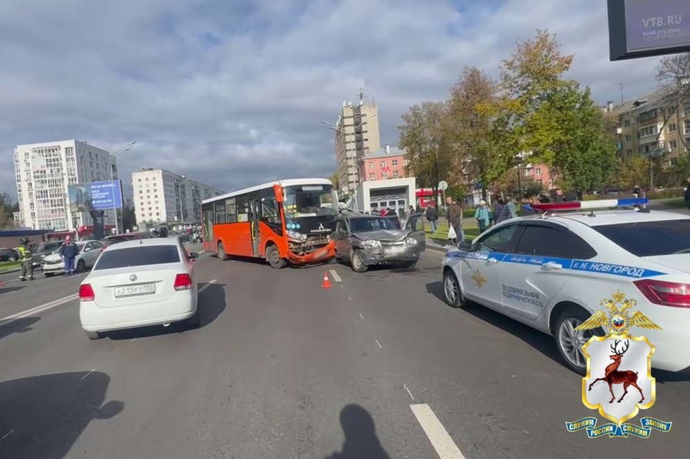 Автобус протаранил семь машин в Нижнем Новгороде из-за неисправности