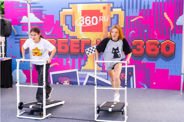 Уникальная беговая фиджитал-игра прошла на экране московского Дома книги