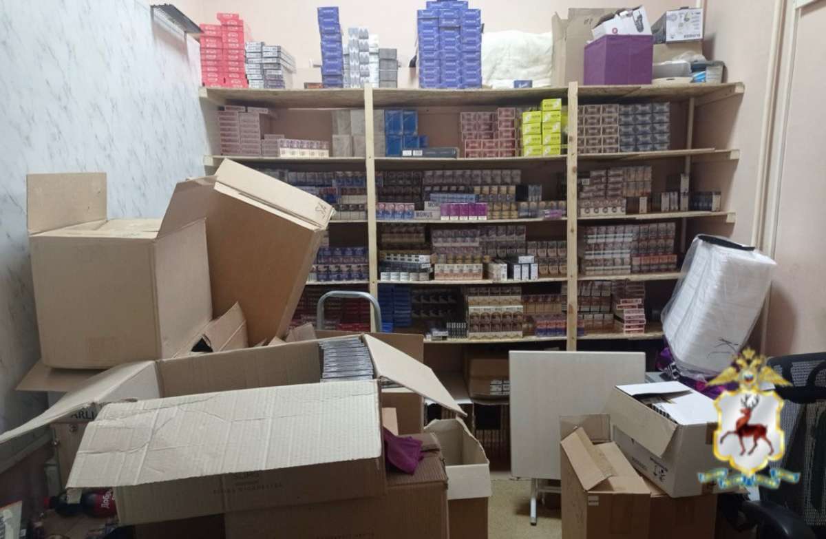 Тонна спиртного и горы сигарет: в Кстове накрыли подпольный магазин