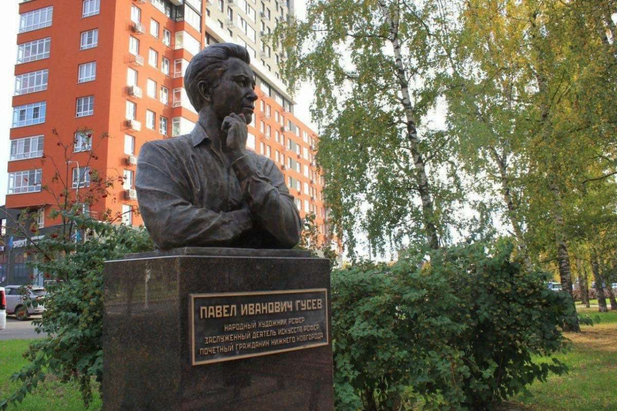 Памятник художнику Гусеву установили в нижегородском сквере