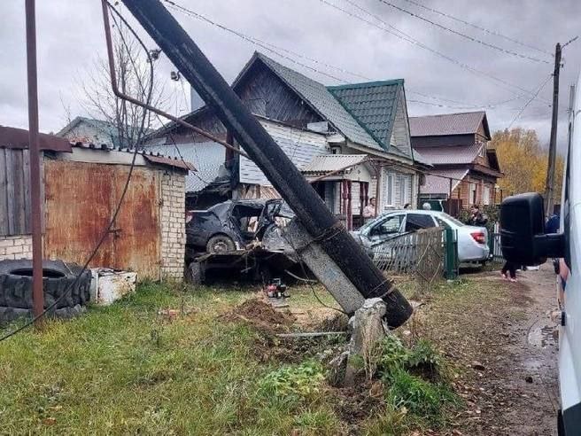 Легковушка влетела в дом под Выксой: погибли два человека
