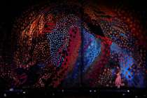 Нижегородский оперный театр в честь юбилея представил новый авангардный занавес