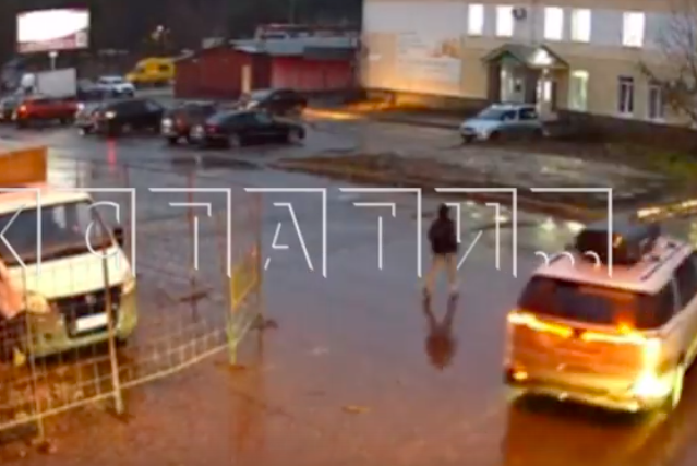 Момент гибели 11-летнего ребенка под двумя авто в Выксе попал на видео