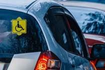 В Госдуме предложили лишать прав за незаконное использование знака Инвалид