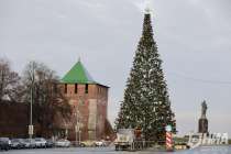 Нижегородцам объяснили, почему новогодняя ель на Минина стоит криво