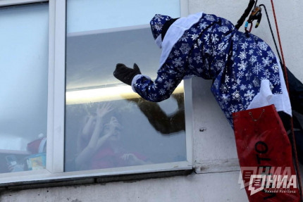 Волшебный десант: Деды Морозы-альпинисты поздравили пациентов НОДКБ