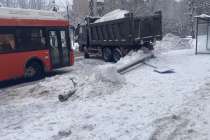 На нижегородский автобус упал столб, сбитый грузовиком: есть пострадавший