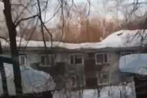 Жителей аварийного дома в Зеленом городе временно разместили в лагере