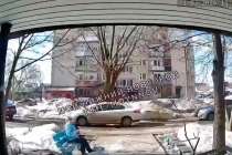 Глыба снега чуть не убила женщину в Семенове — видео