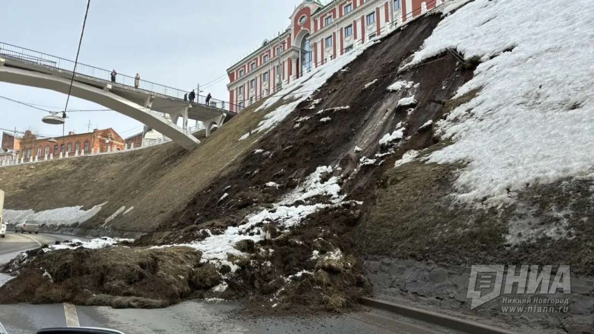 Движение по Зеленскому съезду ограничено из-за оползня — фото