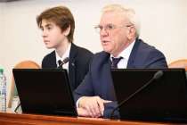 Евгений Люлин уступил место председателя десятикласснику из Дзержинска