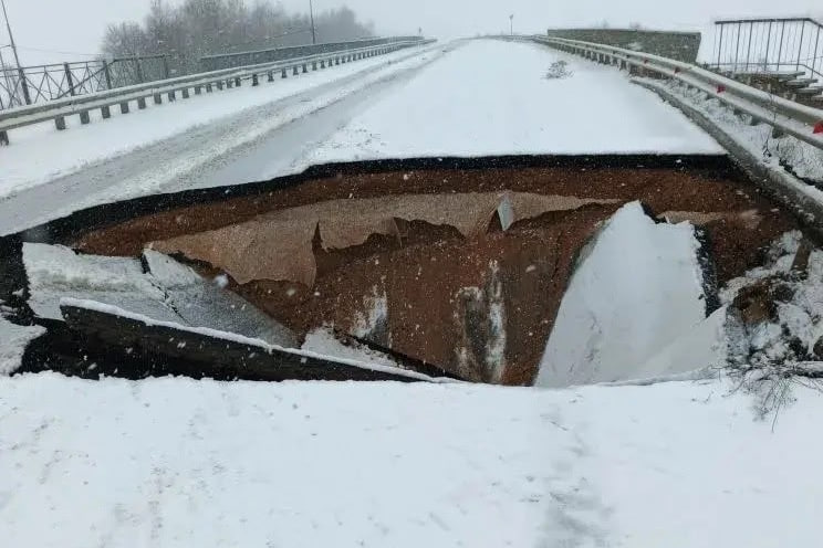 Проезда нет: огромный провал произошел на дороге в Вадском округе