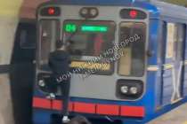 Подросток зацепился за вагон нижегородского метро и уехал — видео