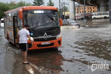 Потоп в Нижнем Новгороде: наземный транспорт поплыл
