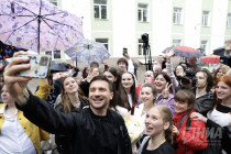 Сергей Лазарев поздравил нижегородских выпускников с последним звонком