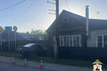 Водитель легковушки без прав врезался в жилой дом в Павловском округе
