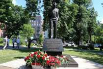 Памятник академику Гапонову-Грехову установили в центре Нижнего Новгорода
