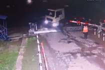 Момент столкновения поезда с грузовиком в Борском округе попало на видео